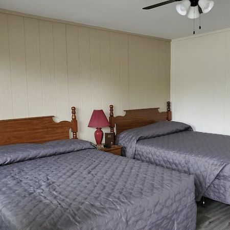 Axtons Bass City Lake Front Resort Emory Экстерьер фото