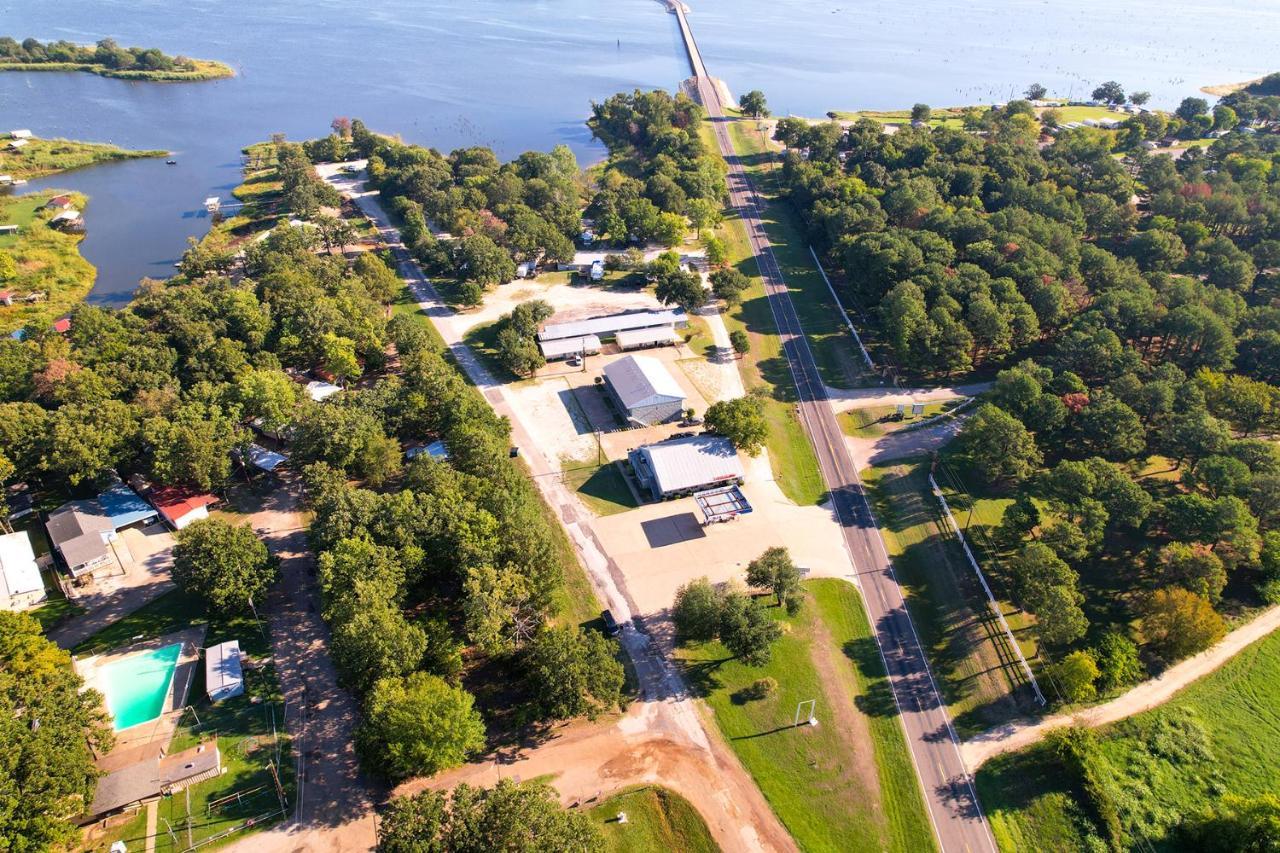 Axtons Bass City Lake Front Resort Emory Экстерьер фото